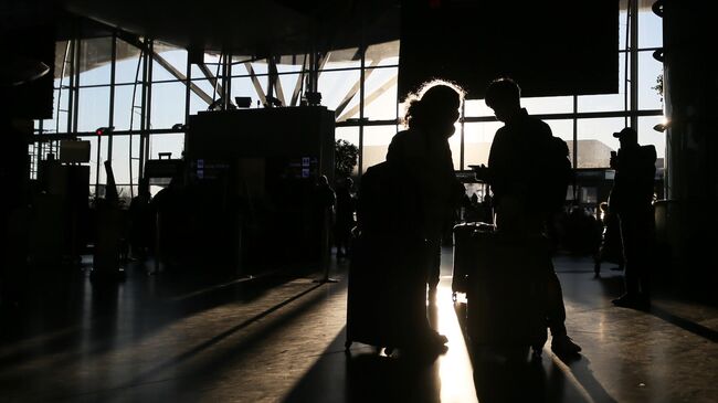 Пассажиры в международном аэропорту Борисполь в Киеве. Архивное фото