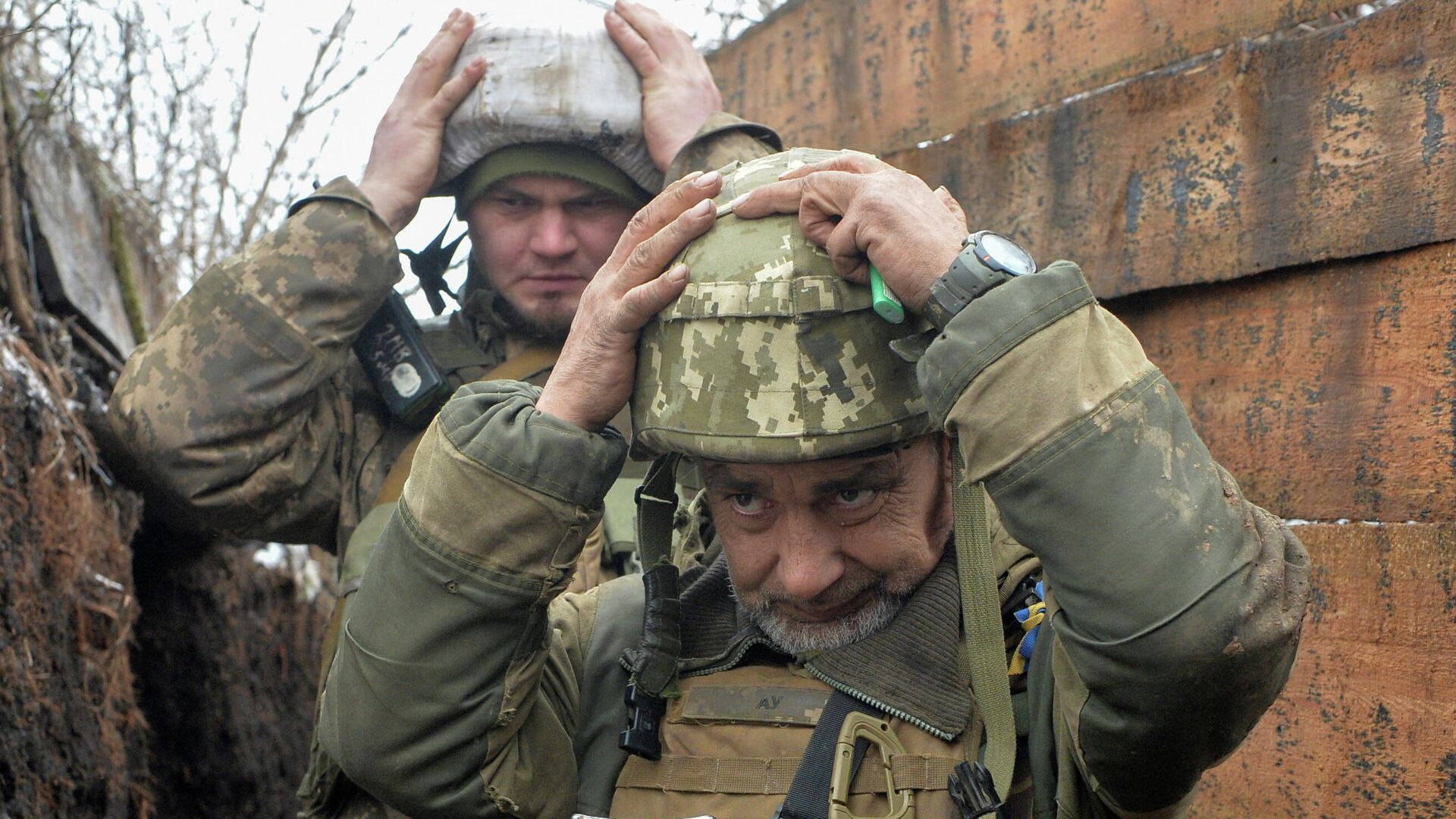 Украинские военные на линии соприкосновения в Донецкой области - РИА Новости, 1920, 15.02.2022