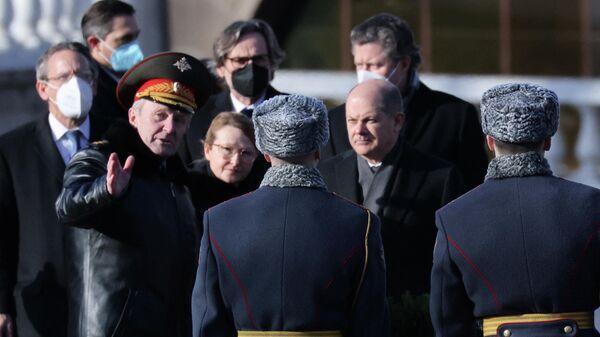 Федеральный канцлер Германии Олаф Шольц перед церемонией возложения венков к Могиле Неизвестного солдата у Кремлевской стены в Москве