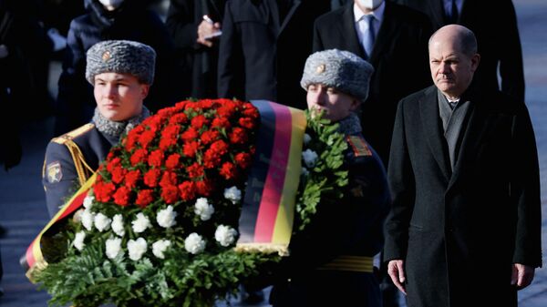 Федеральный канцлер Германии Олаф Шольц во время церемонии возложения венков к Могиле Неизвестного солдата у Кремлевской стены в Москве