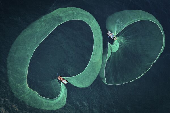 Работа вьетнамского фотографа Thien Nguyen Ngoc Big apetite, ставшая лучшей по версии Фонда Спасите наши моря в категории Marine Conservation конкурса The Underwater Photographer of the Year 2022