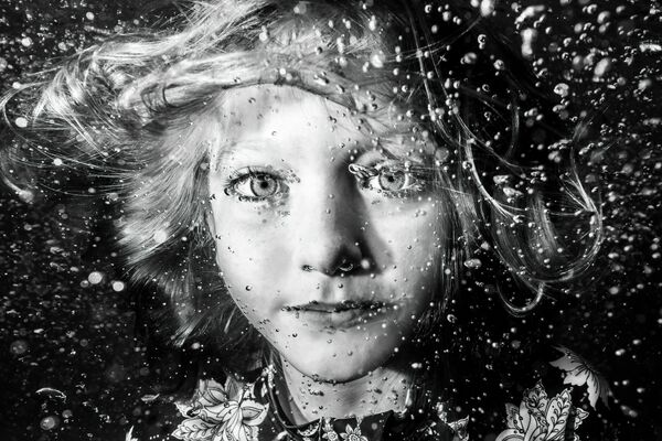 Работа австралийского фотографа Kerrie Burow Sarah’s Underwater World, победившая в категории Black & White конкурса The Underwater Photographer of the Year 2022