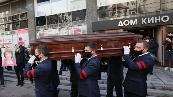 Вынос гроба с телом актрисы Зинаиды Кириенко после церемонии прощания в Центральном доме кинематографистов в Москве