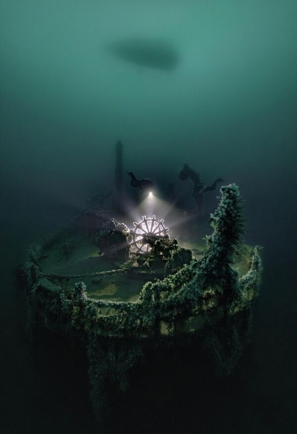 Работа шведского фотографа Alex Dawson Abandoned ship, победившая в категории Wrecks конкурса The Underwater Photographer of the Year 2022
