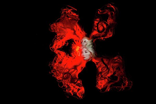 Работа немецкого фотографа Thomas Heckmann Rapunzel on Fire, победившая в категории Portrait конкурса The Underwater Photographer of the Year 2022