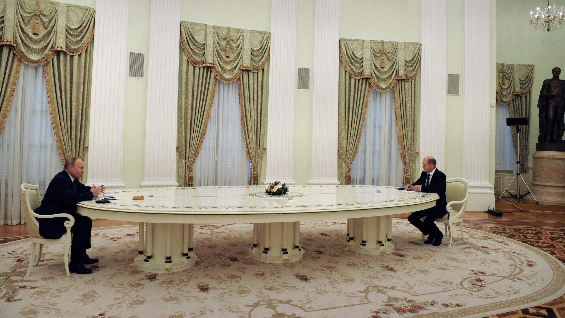 Президент России Владимир Путин и федеральный канцлер Германии Олаф Шольц во время встречи в Кремле - РИА Новости, 1920, 26.05.2023