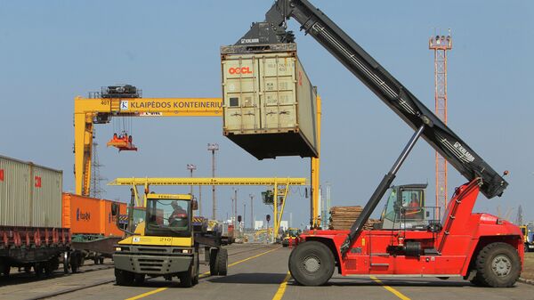 Разгрузка контейнеров в морском грузовом порту Клайпеды