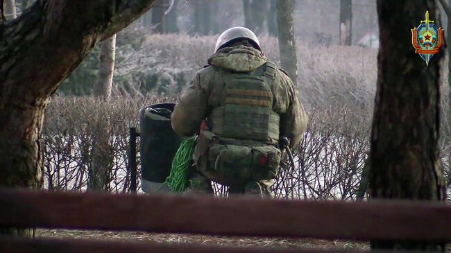 Сапер на месте обнаружения взрывного устройства в Луганске. Кадр видео