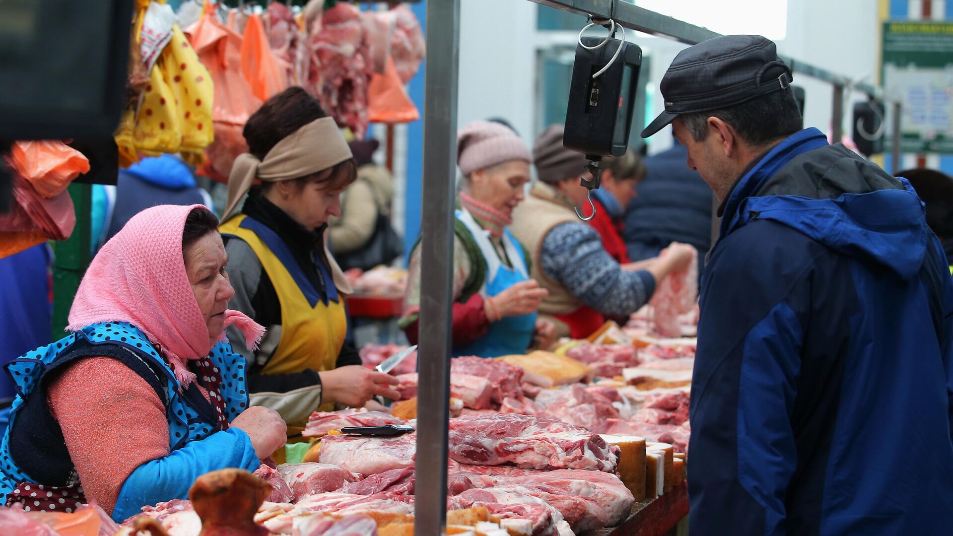 Покупатель выбирает мясо на продовольственном рынке в Киеве - РИА Новости, 1920, 16.02.2022