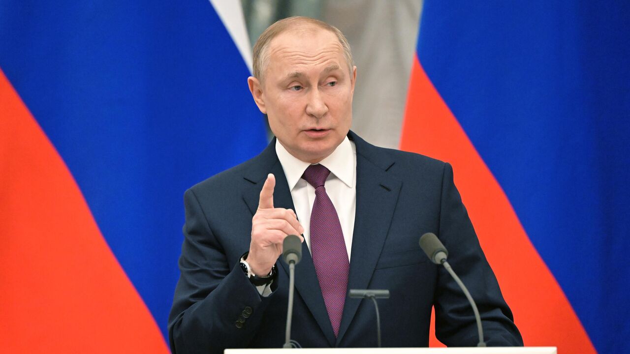 Путин поручил выделить каждому беженцу из Донбасса по десять тысяч рублей