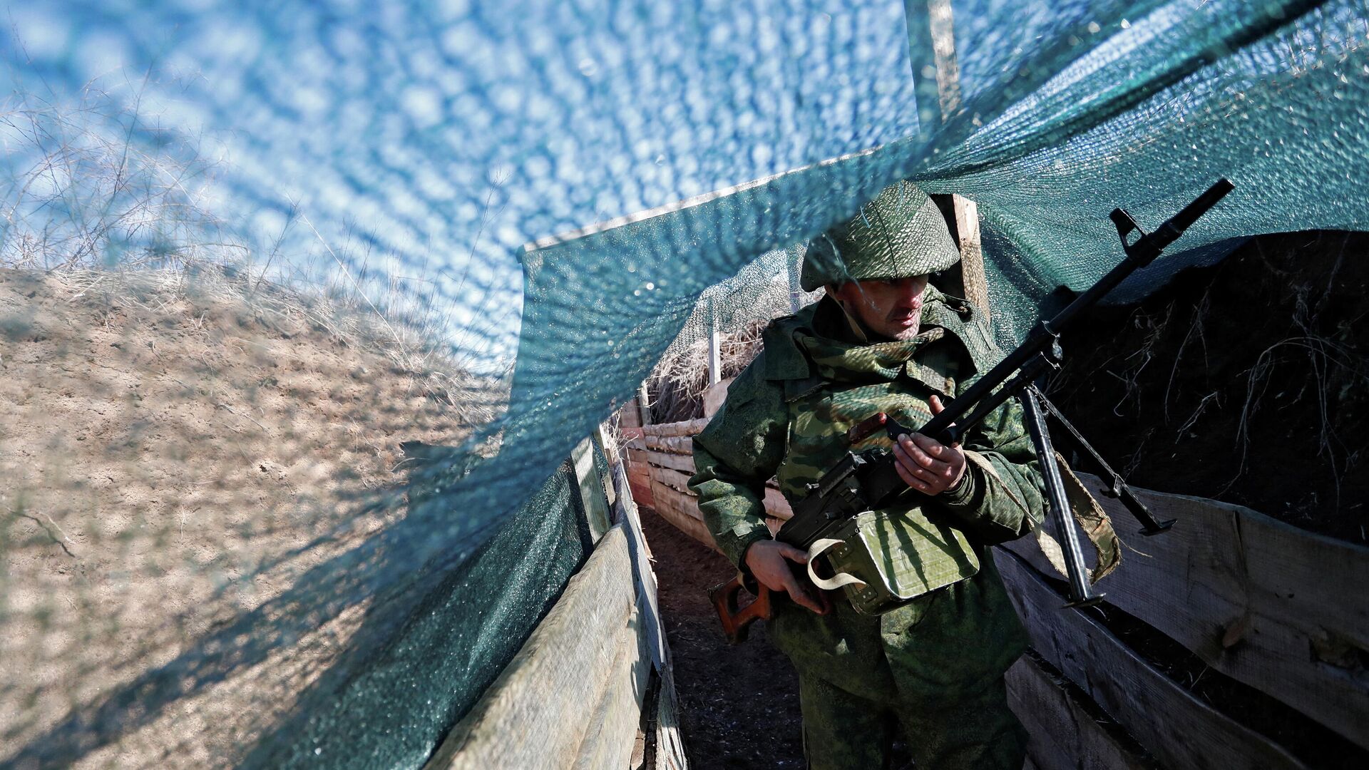 Военнослужащий ДНР на передовой в районе поселка Старомихайловка на западе Донецка - РИА Новости, 1920, 19.02.2022