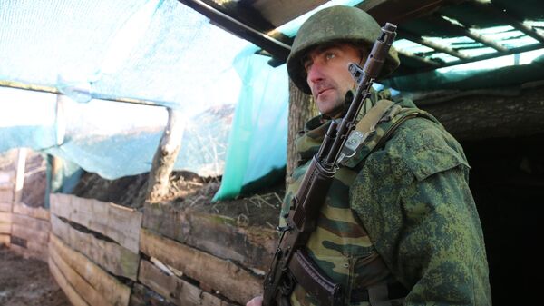 Военнослужащий ДНР на передовой в районе поселка Старомихайловка на западе Донецка