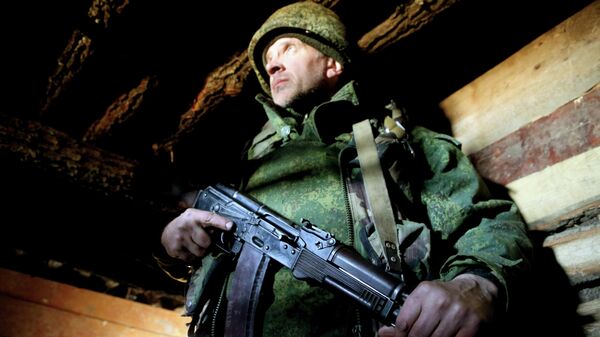 Военнослужащий ДНР на передовой в районе поселка Старомихайловка на западе Донецка