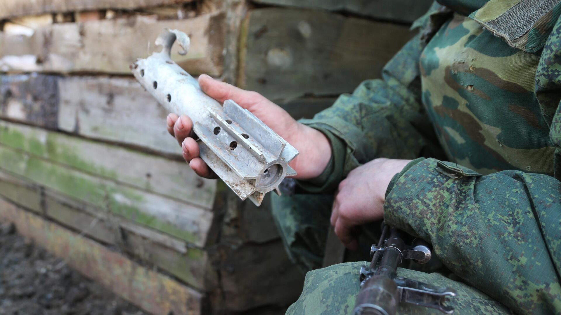 Военнослужащий ДНР демонстрирует осколок снаряда, которыми обстреливают их позиции - РИА Новости, 1920, 08.04.2022