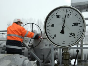 Рабочий на газохранилище в Гронау, Германия