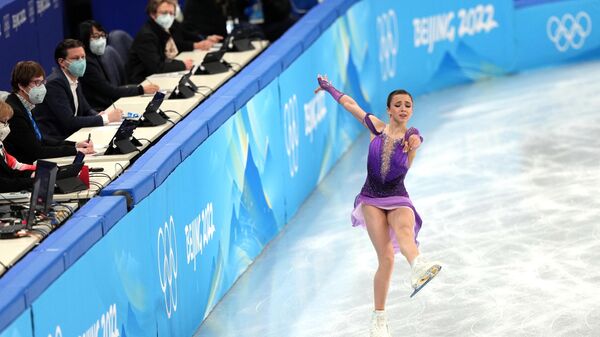 Камила Валиева выступает в короткой программе на соревнованиях по фигурному катанию на XXIV зимних Олимпийских играх в Пекине