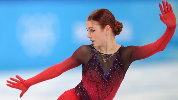 Александра Трусова выступает с короткой программой на соревнованиях по фигурному катанию на XXIV зимних Олимпийских играх в Пекине