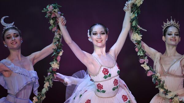Учащиеся Московского государственного хореографического училища им Л.М. Лавровского выступают на гала-концерте