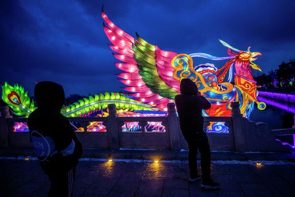Посетители фестиваля фонарей в Яньтае, Китай