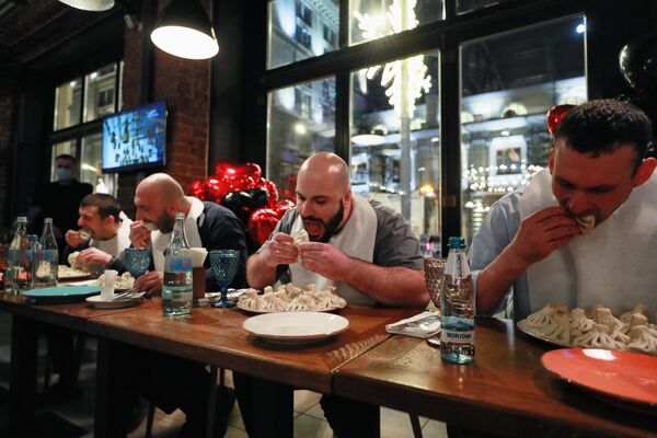 Участники отборочного тура чемпионата по поеданию хинкали в кафе Хинкальная на Неглинной в Москве