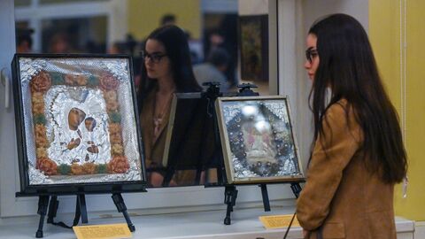 Посетительница на выставке Советские православные иконы: исчезающее наследие в Москве