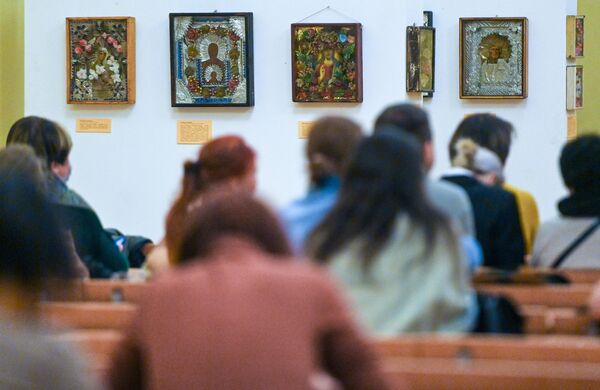 Посетители слушают лекцию в рамках выставки Советские православные иконы: исчезающее наследие в Москве