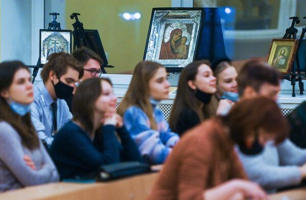 Посетители слушают лекцию в рамках выставки Советские православные иконы: исчезающее наследие в Москве