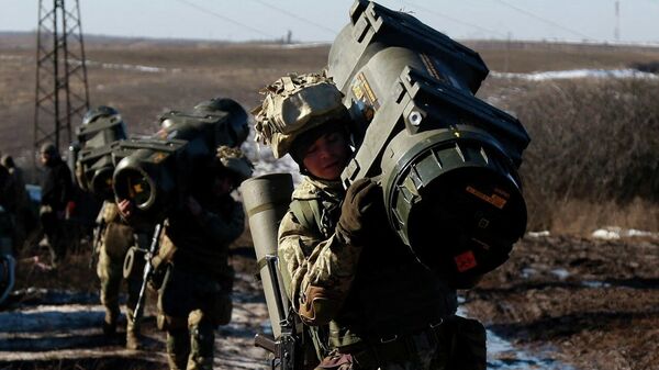 Украинские военнослужащие во время учений со стрельбой из противотанковых ракетных комплексов NLAW в Донецкой области. 15 февраля 2022