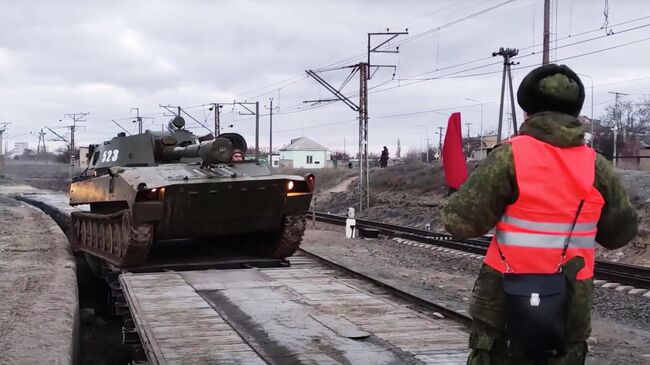 Погрузка на железнодорожный транспорт для убытия в пункты постоянной дислокации подразделений Южного военного округа. Кадр видео