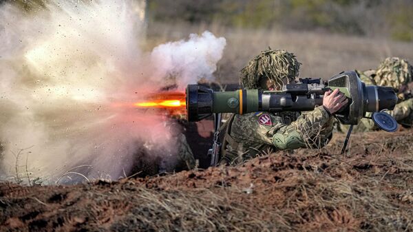 Украинские военнослужащие во время учений со стрельбой из противотанковых ракетных комплексов NLAW в Донецкой области