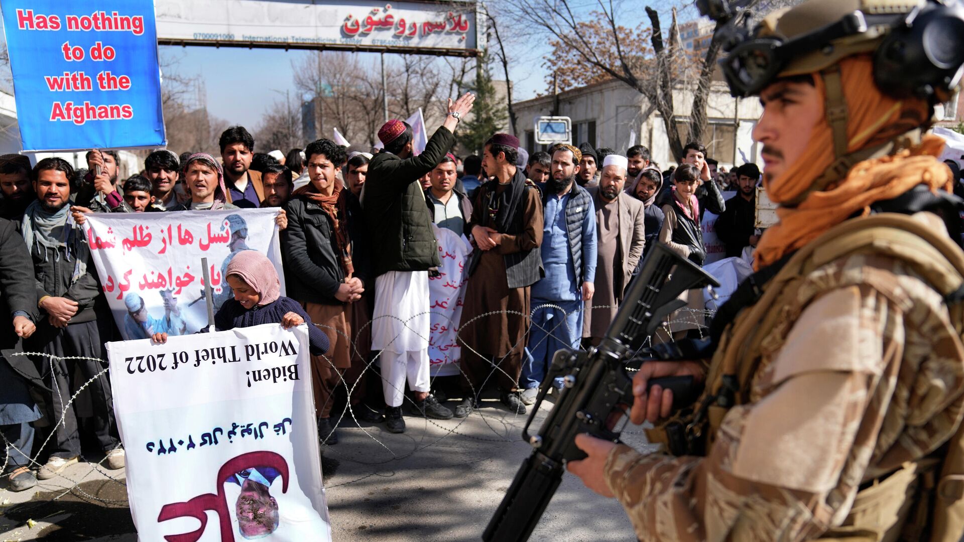 Боец талибов в Кабуле во время митинга, осуждающего президента США Джо Байдена - РИА Новости, 1920, 18.02.2022