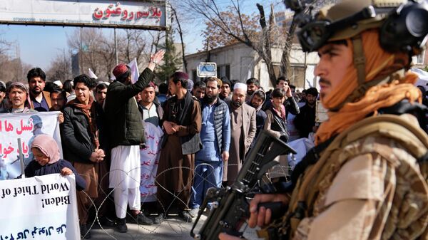 Боец талибов в Кабуле во время митинга, осуждающего президента США Джо Байдена
