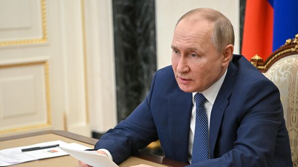 Президент России Владимир Путин принимает участие в режиме видеоконференции в расширенном заседании коллегии МЧС РФ