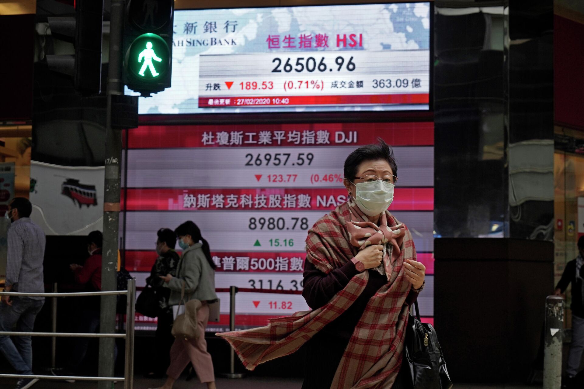 Женщина проходит мимо электронного табло, показывающего индексы акций в Китае - РИА Новости, 1920, 16.02.2022