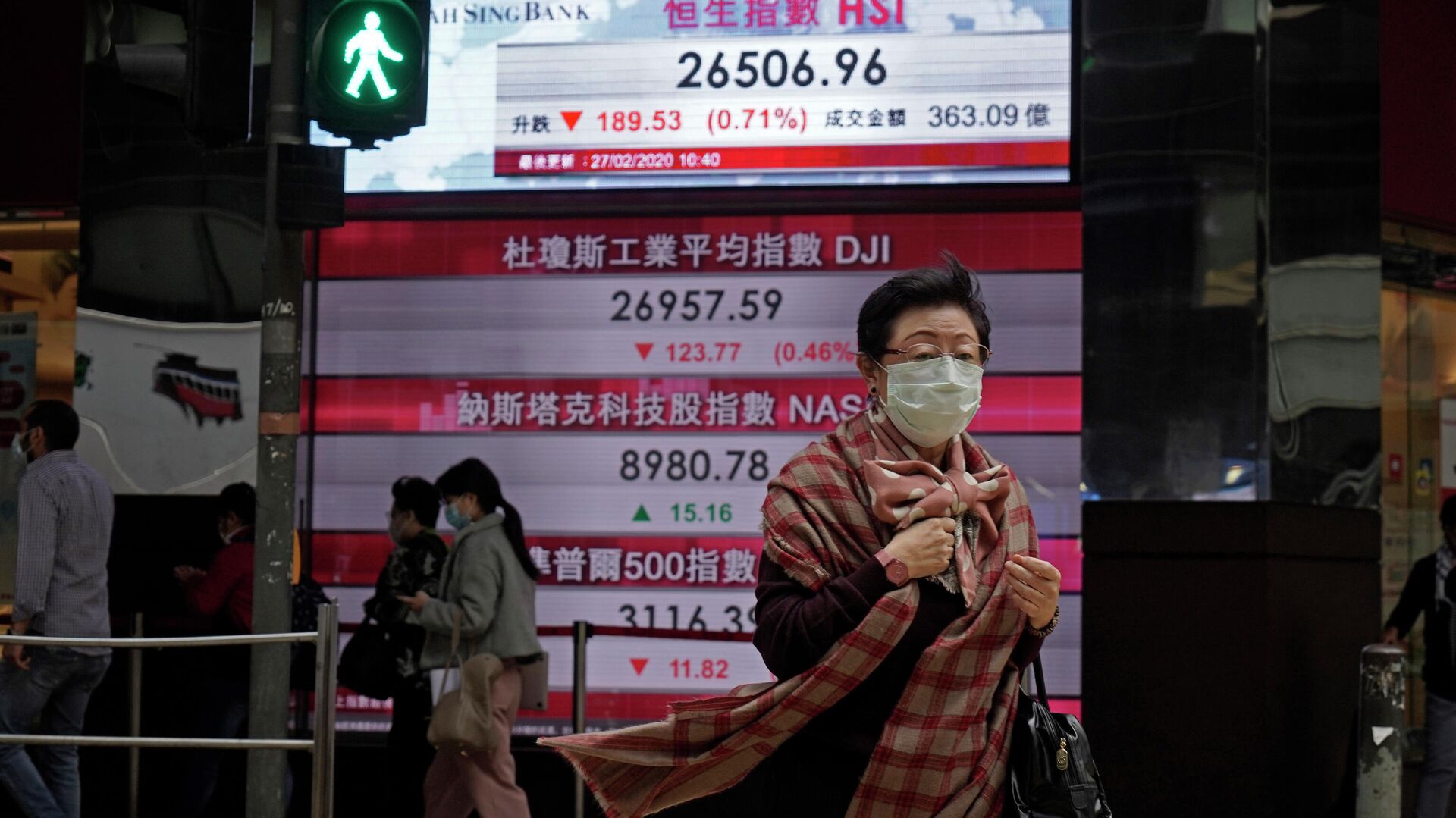 Женщина проходит мимо электронного табло, показывающего индексы акций в Китае - РИА Новости, 1920, 14.10.2022