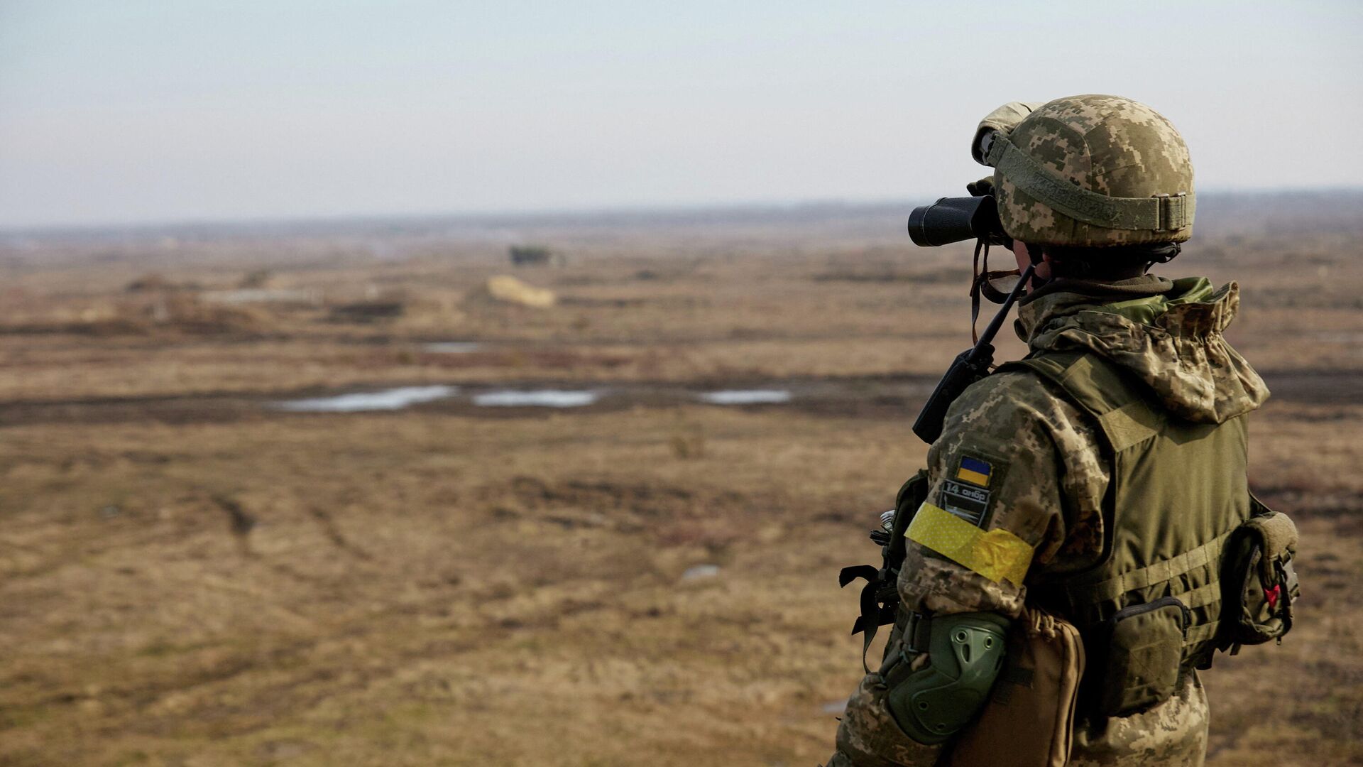 Украинский военнослужащий во время учений в Ровенской области, Украина. 16 февраля 2022 - РИА Новости, 1920, 17.02.2022