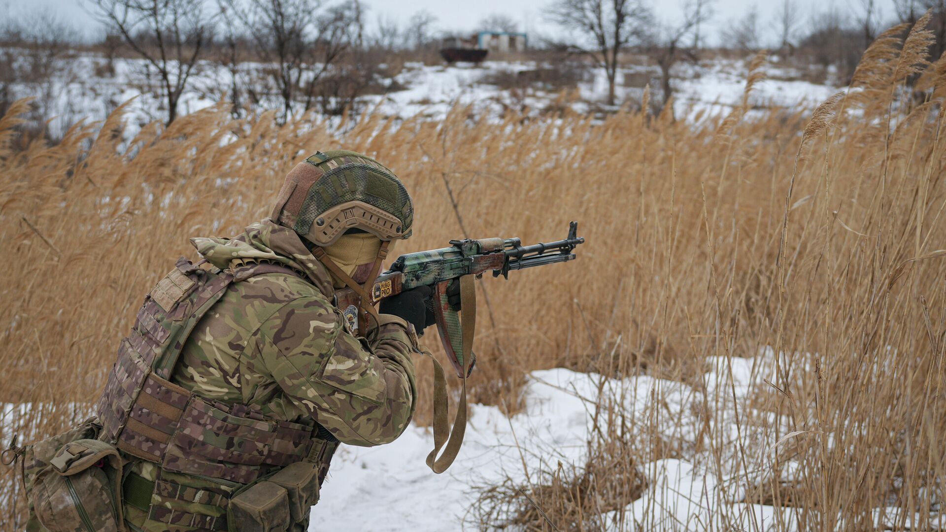 Украинский военнослужащий на линии соприкосновения в Луганской области - РИА Новости, 1920, 19.02.2022