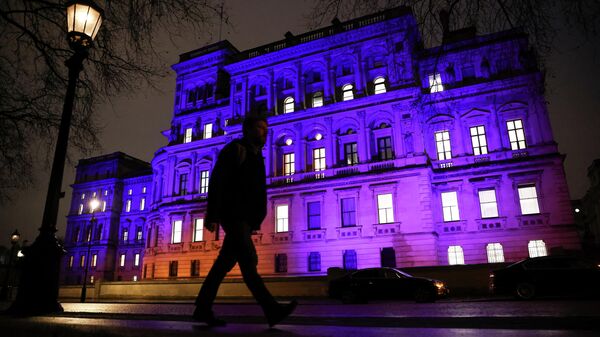 Здание МИД Великобритании с подсветкой в цветах украинского флага