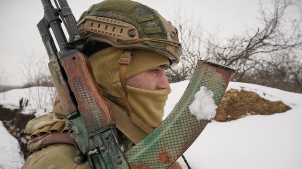 Украинский военнослужащий на линии соприкосновения в Луганской области