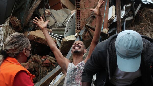 Поиски людей на месте схода оползня в городе Петрополис, Бразилия