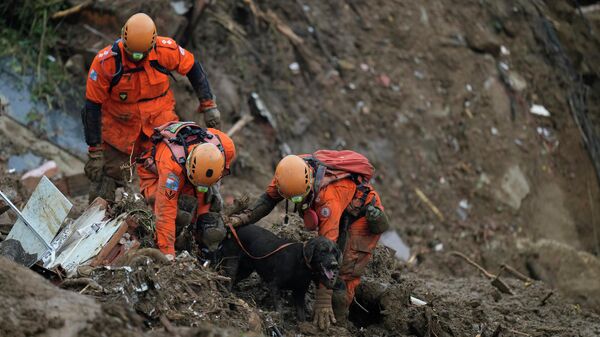 Спасатели на месте схода оползня в Бразилии