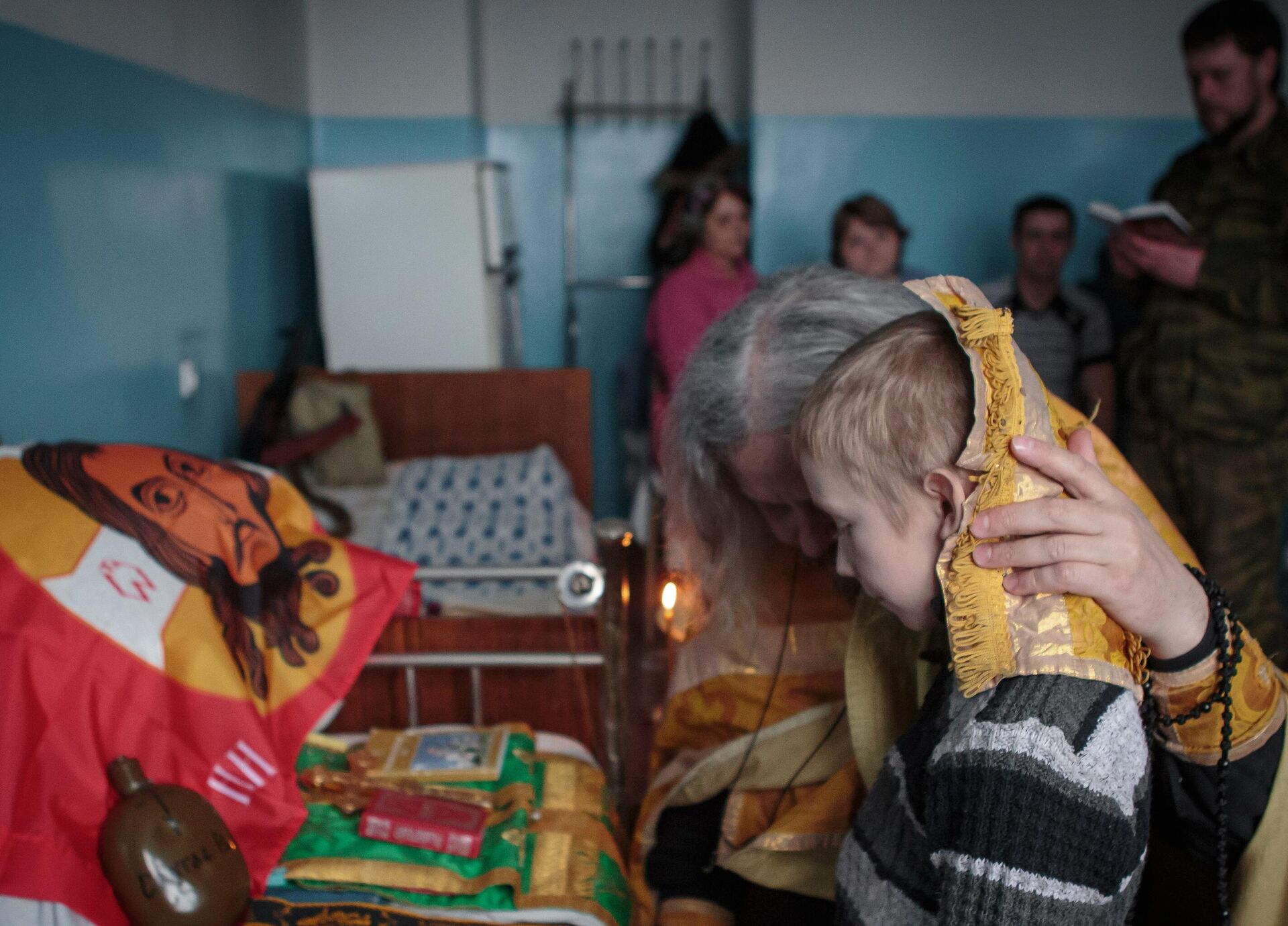 Сын полка во время обряда крещения в госпитале Горловки Донецкой области - РИА Новости, 1920, 17.02.2022