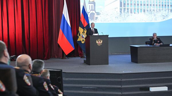 Президент России Владимир Путин выступает на ежегодном расширенном заседании коллегии МВД