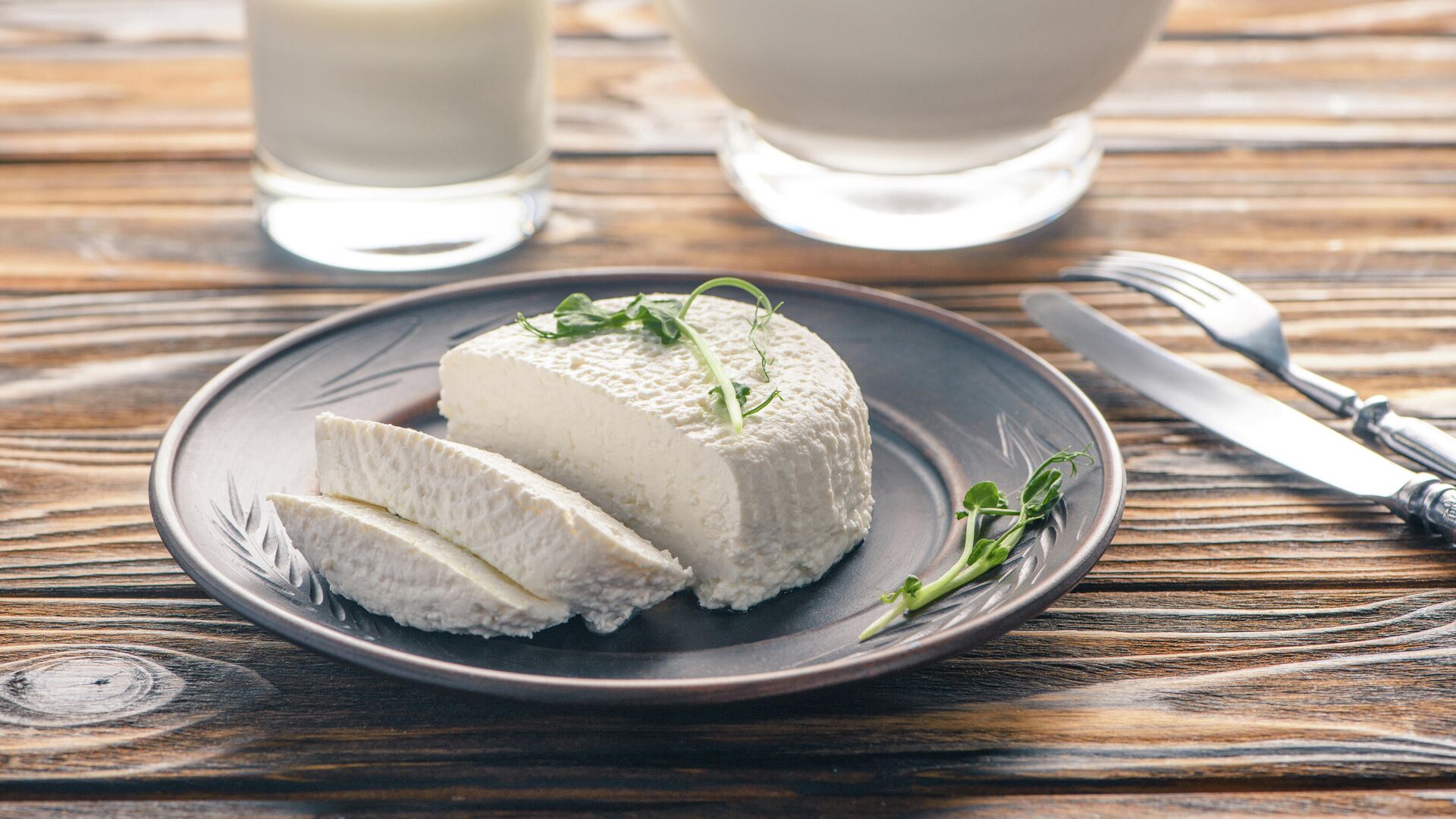 Рецепт домашнего адыгейского сыра из молока и кефира: простые шаги приготовления
