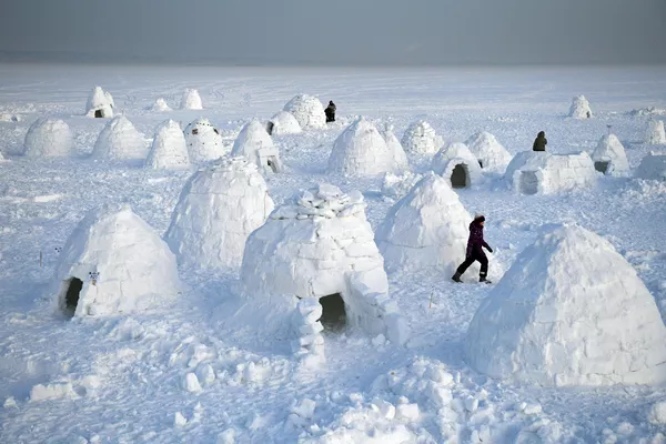 Участники фестиваля Иглу-2022 Город эскимосов на льду Новосибирского водохранилища возле пляжа Бумеранг в Новосибирске