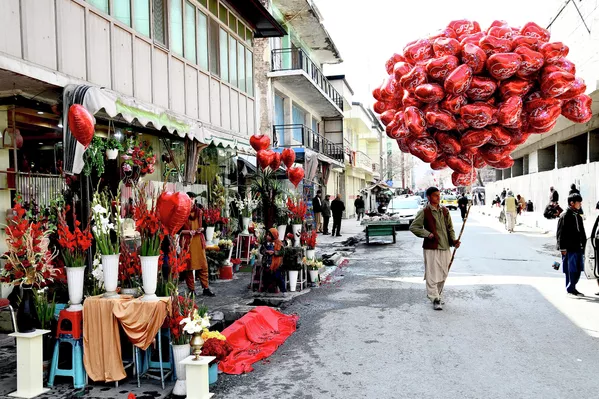 Уличный торговец с воздушными шарами в День святого Валентина в Кабуле