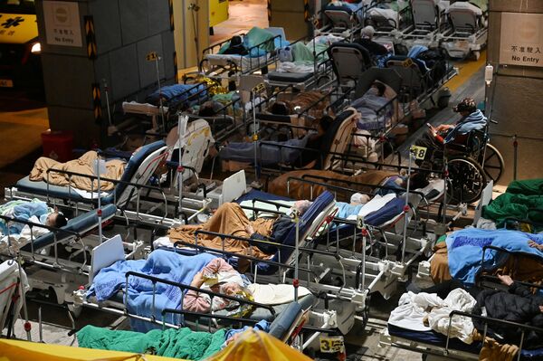 Люди лежат на больничных койках возле Медицинского центра Каритас в Гонконге