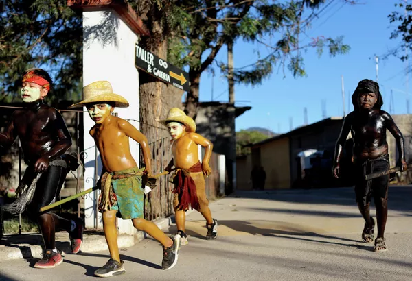 Мальчики, переодетые дьяволами, во время традиционных празднований перед Великим постом в городе Сан-Мартин-де-Тилькахет