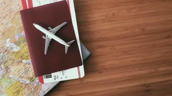 Паспорт и билеты на самолет