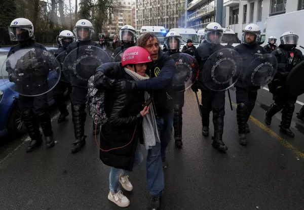 Митингующие в окружении полиции во время акции протеста против ограничений, связанных с COVID-19, Брюссель